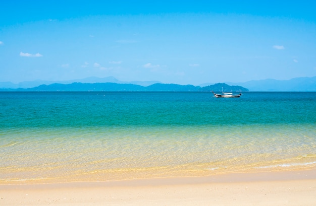 Mar azul con islas en el fondo, playa tropical en Tailandia