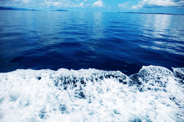 Mar azul a la luz del sol con fondo de cielo