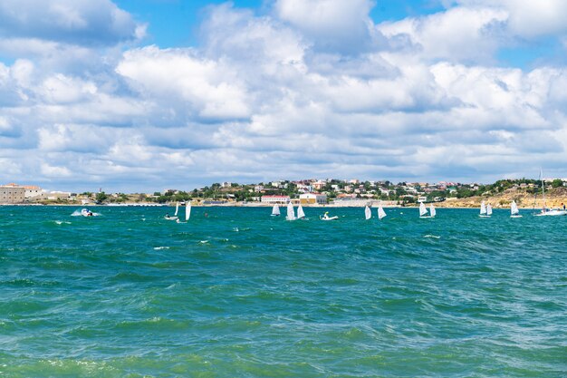 Mar azul na margem da cidade de sebastopol