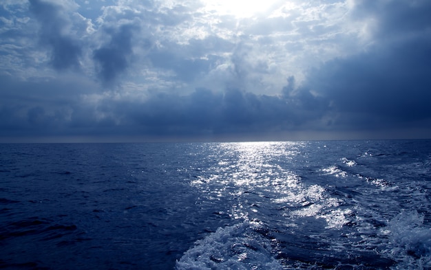 mar azul no dia do céu dramático tempestuoso