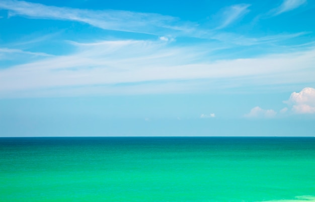 Mar azul y nubes en el cielo