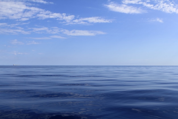 Mar azul oceano horizonte perfeito em calma