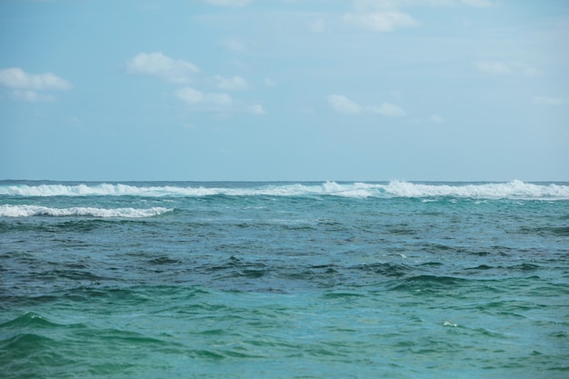 Mar azul con olas y cielo azul de fondo de verano