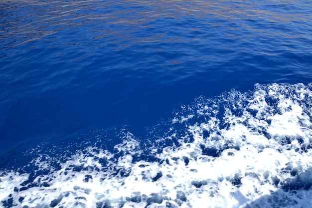 mar azul con olas y espacio de copia de espuma blanca