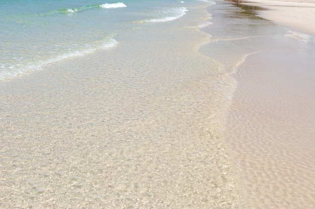 Foto mar azul ondas verão praia de areia