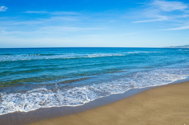 Foto el mar azul en platamona, cerdeña