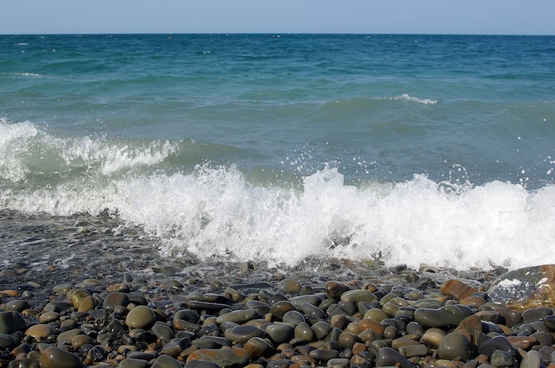 Mar azul y playa de guijarros