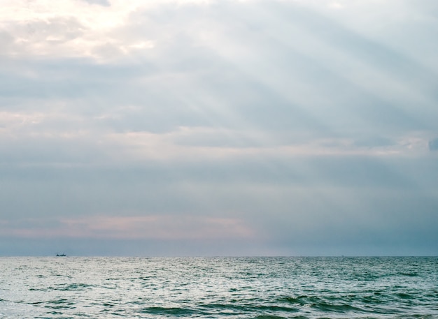 Mar azul en los rayos del atardecer