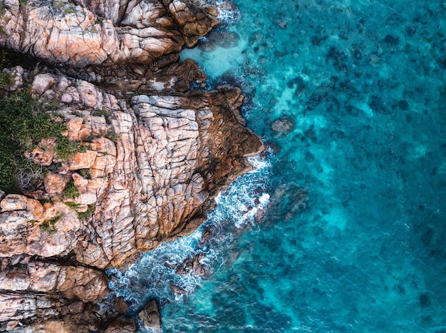 Mar azul y rocas en la forma de la isla arriba
