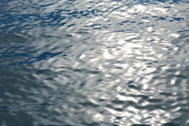 Mar azul y textura de las olas.