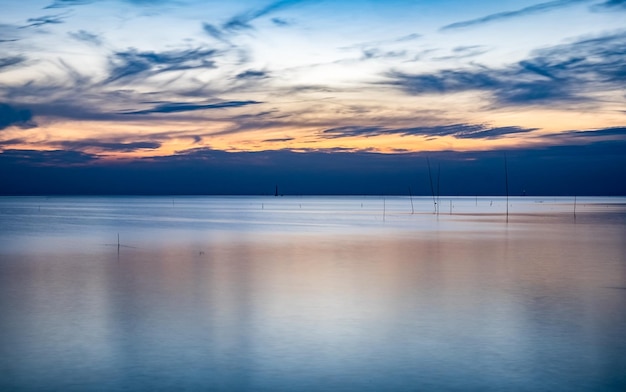 Mar azul de tranquilidad en el crepúsculo