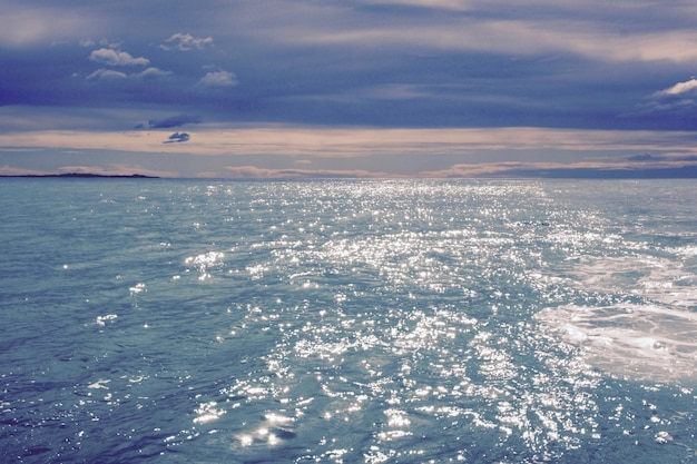 Foto el mar azul tranquilo contra el cielo