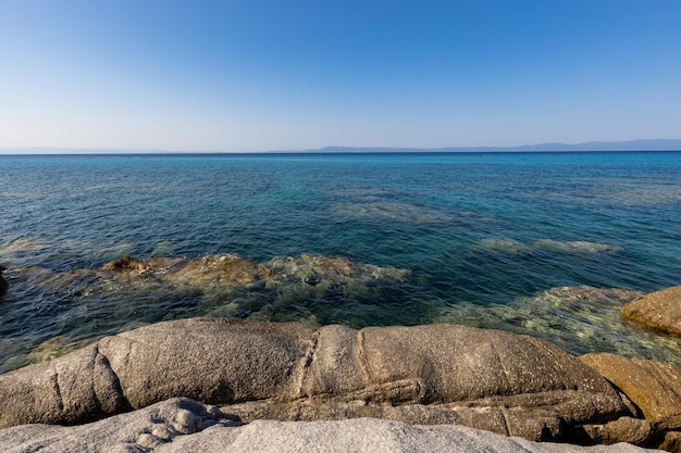 Un mar azul transparente en las montañas.