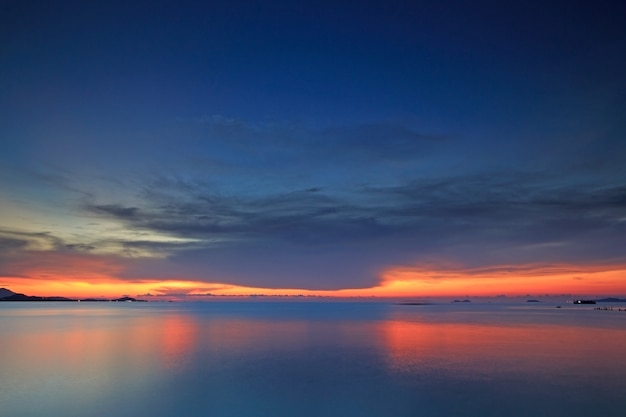 Mar azul tropical e céu ao pôr do sol