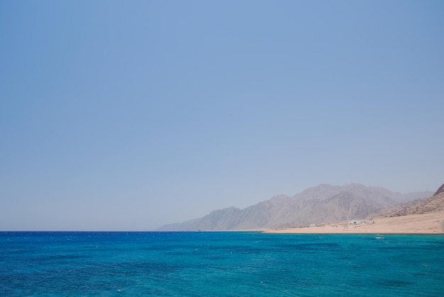 Mar azul turquesa con alta montaña de vacaciones en egipto