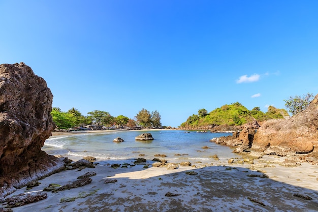 Mar azul turquesa claro no distrito de Bo Thong Lang Bay Bang Saphan Prachuap Khiri Khan Tailândia