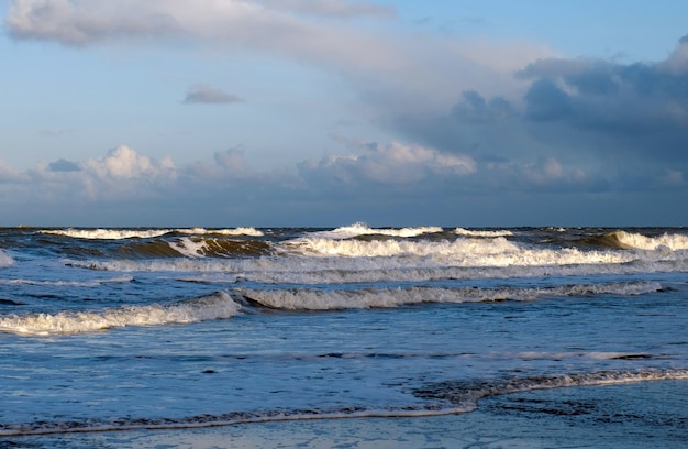 Foto mar azul u océano por la mañana con nubes blancas en el cielo azul paisaje tranquilo en la playa