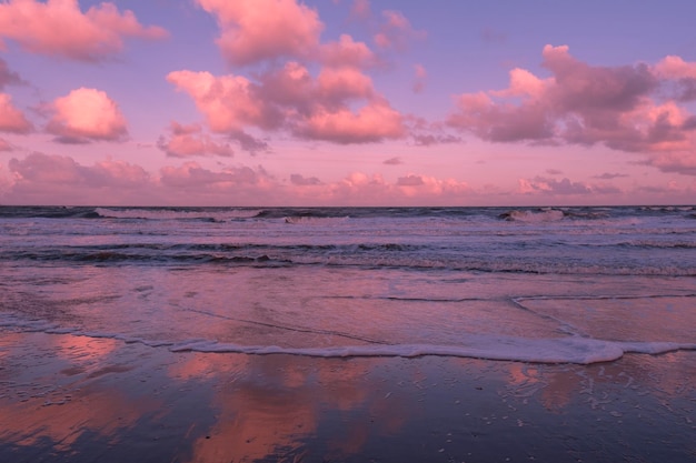 Mar azul violeta e roxo ou oceano de manhã com nuvens brancas no cenário calmo do céu azul