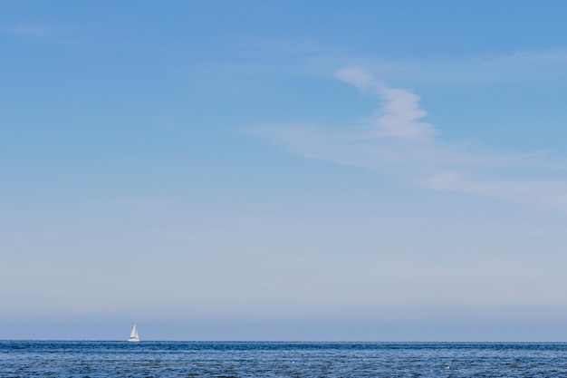 Mar Báltico azul en Gdansk en verano El concepto de turismo en Europa