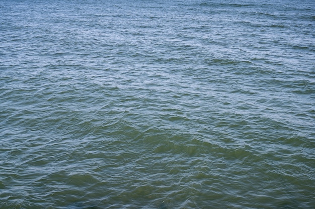 Mar Báltico com ondas pequenas em dia ensolarado