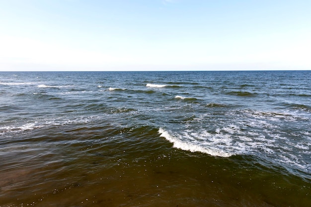 Mar Báltico frio em férias de verão de agosto e férias à beira-mar 2022