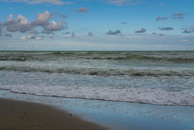 Foto mar báltico na costa do estreito de curônia em um dia de verão região de kaliningrado rússia