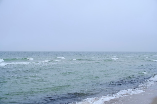 Mar Báltico ondulado no clima nebuloso do outono
