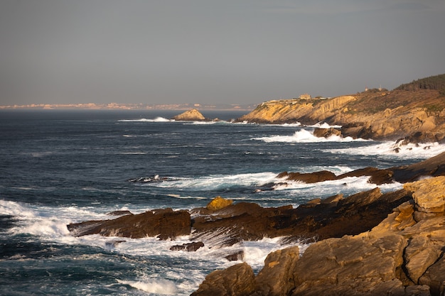 Mar bravo atingindo a costa do País Basco.