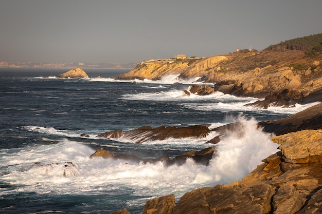 Mar bravo golpeando la costa del País Vasco.