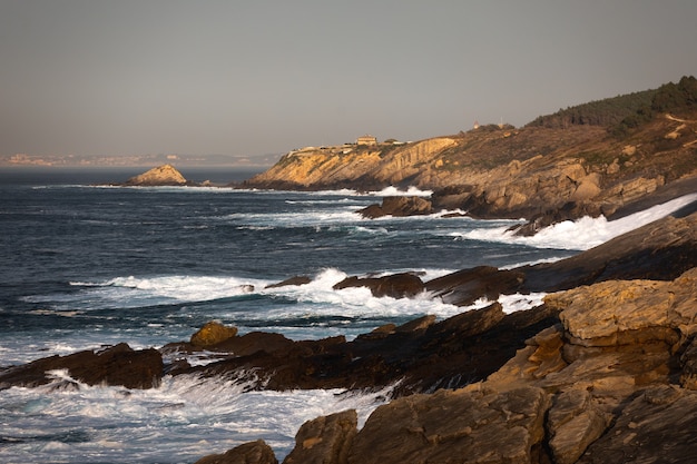 Mar bravo golpeando la costa del País Vasco.