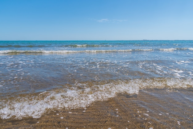 Foto mar cálido de verano, playa vacía