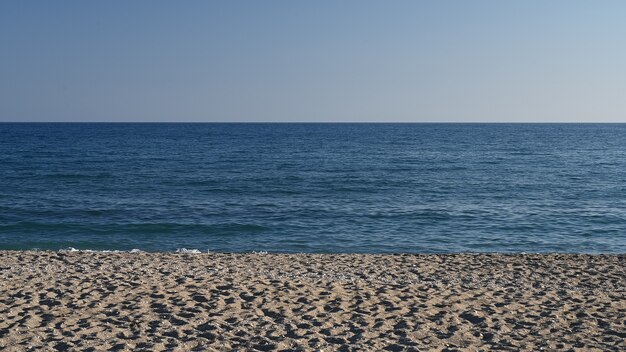 Mar en calma cerca de la playa.