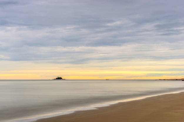 Mar en calma y cielo colorido durante el amanecer