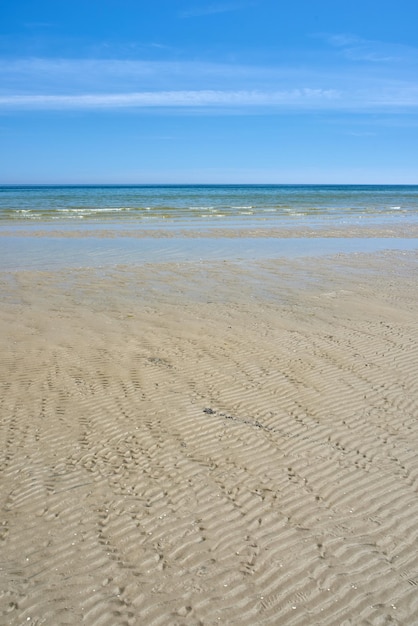 Mar en calma Hermoso paisaje de la playa con un cielo azul y espacio para copiar en un día de verano Vista pacífica y pintoresca de la orilla del océano o arena en una tarde soleada El mar en calma al aire libre en la naturaleza