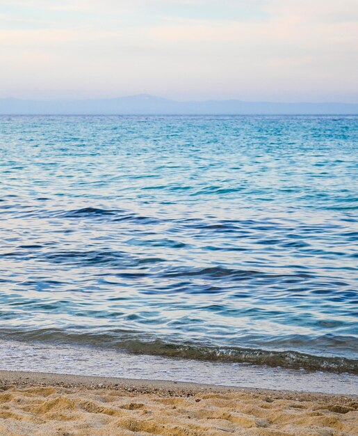 Mar calmo no amanhecer Grécia Halkidiki Kassandra