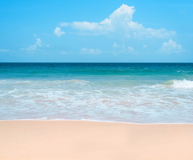 Mar calmo oceano e céu azul fundo