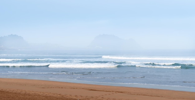 Foto mar cantábrico playa de zarautz y raton de getaria en las aguas del mar cantàbrico euskadi