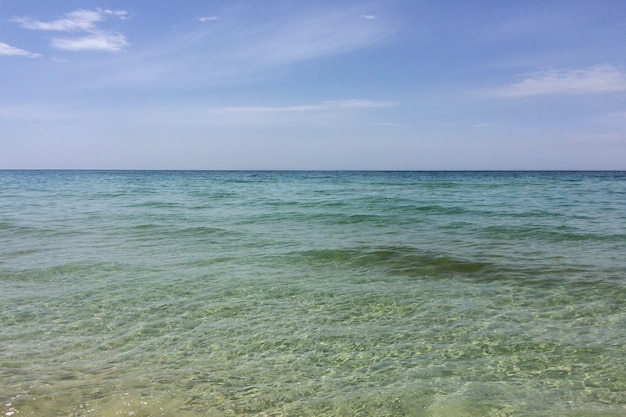 Mar cáspio. água do mar límpida. o mar é azul com ondas pequenas