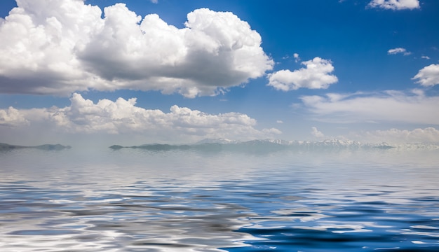 Foto mar y cielo azul nublado