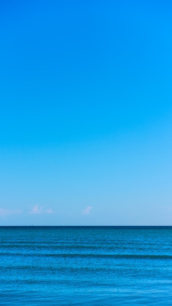 Mar y cielo azul sereno - fondo vertical o fondo de pantalla para dispositivos móviles 16: 9 | Foto Premium Mar y cielo azul sereno - fondo vertical o fondo de pantalla para dispositivos móviles 16: 9 | Foto Premium