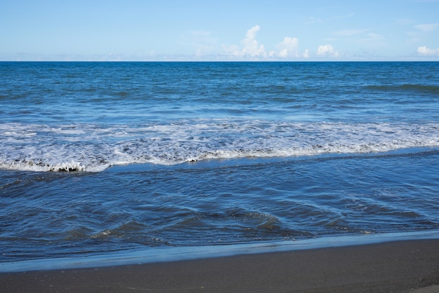 El mar y el cielo azul en Yilan de Taiwán