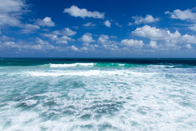 Mar con cielo azul