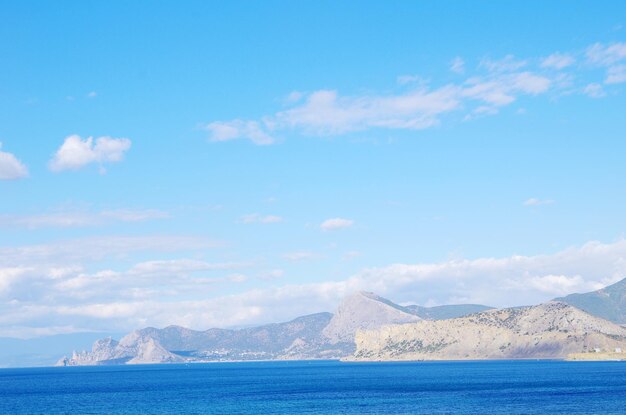 Foto el mar y el cielo azul