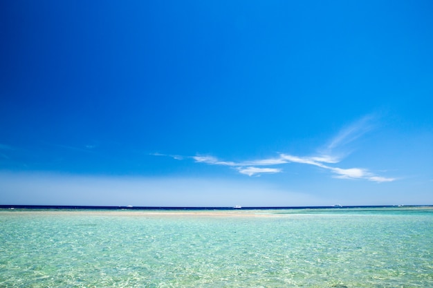 Mar y cielo azul