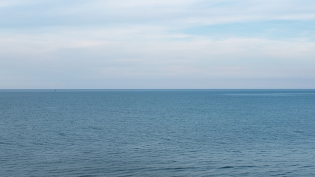 Mar con cielo azul