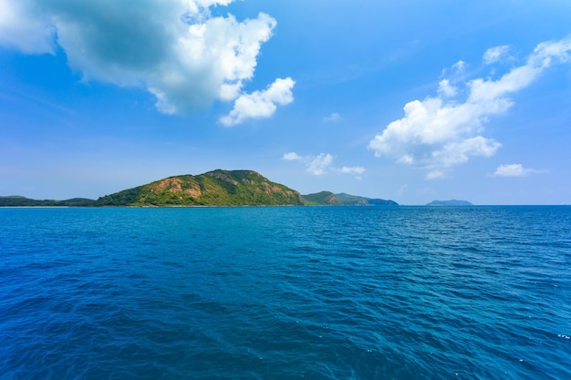 mar, cielo y montañas