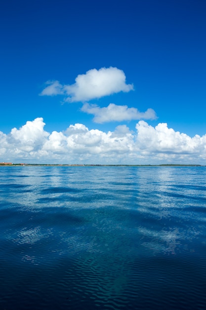 Mar, cielo y nubes