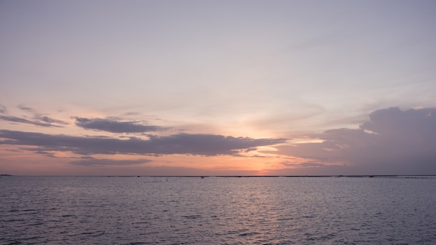 El mar y el cielo rosado por la noche.