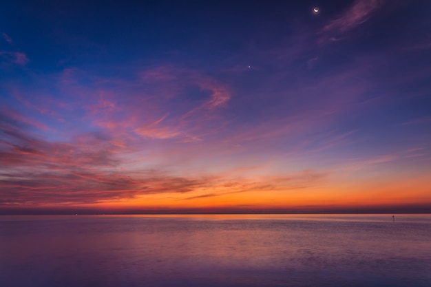 Mar y cielo en tiempo crepuscular