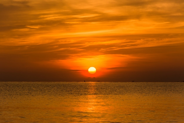 Mar y cielo en tiempo crepuscular